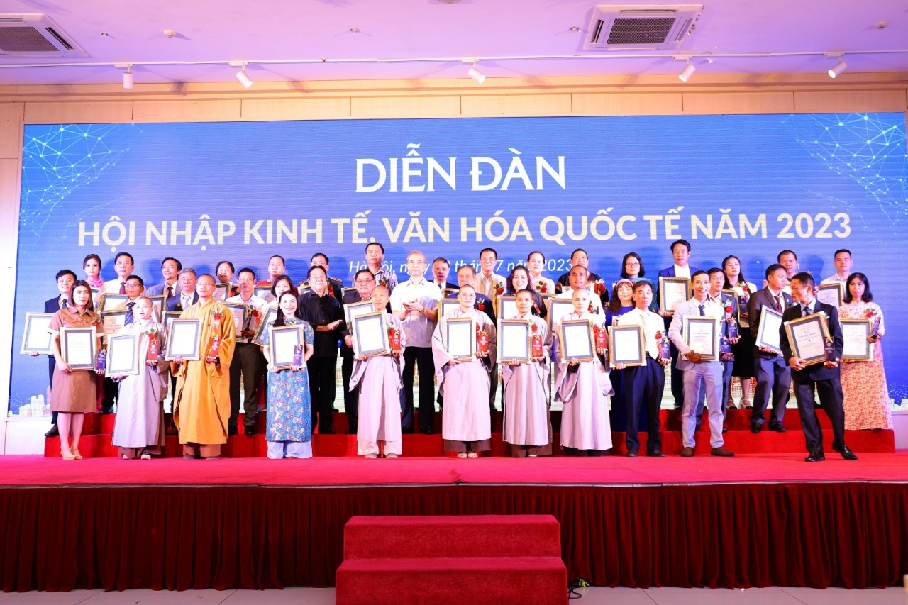 07 hội viên Chi hội nam y Đồng Nai được vinh danh trong Diễn đàn hội nhập kinh tế, văn hoá quốc tế năm 2023